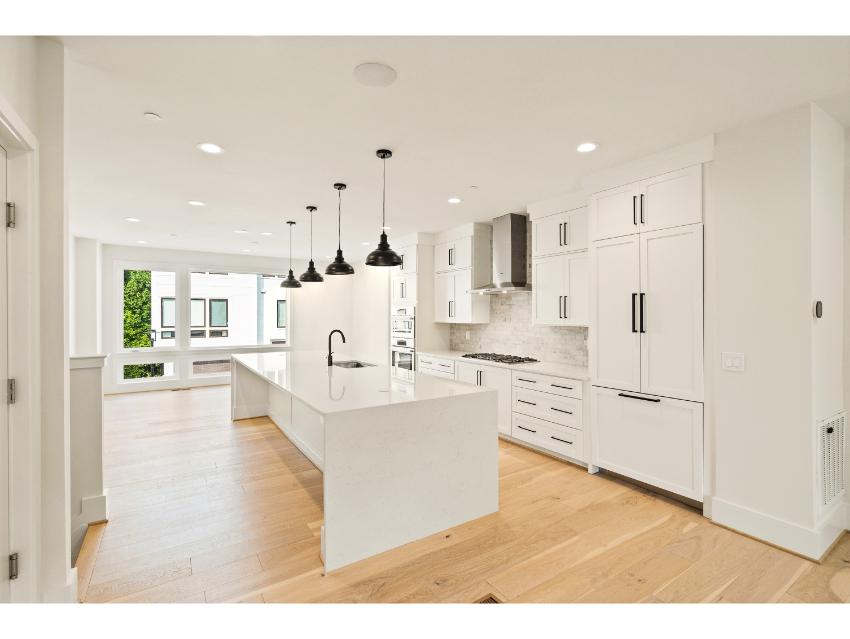 Crescent - 24ft-wide Townhome with Rooftop Terrace 